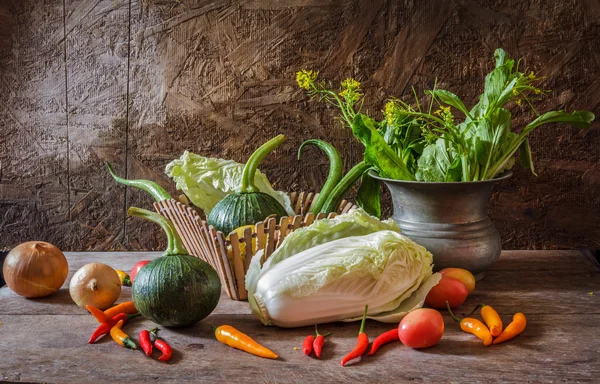 Bodegón Verduras, hierbas y frutas como ingredientes — Foto de Stock