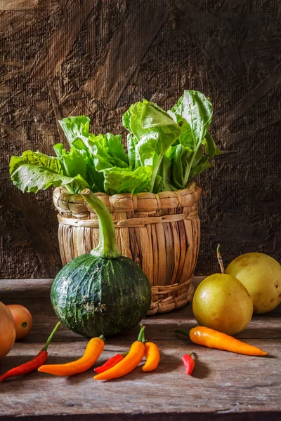 Stilleben grönsaker, örter och frukter som ingredienser — Stockfoto