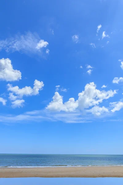 Krásné nebe s pláží a tropické moře — Stock fotografie