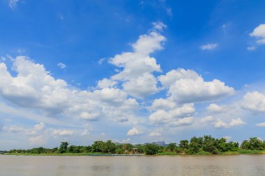 Nehir ve gökyüzü yaz aylarında