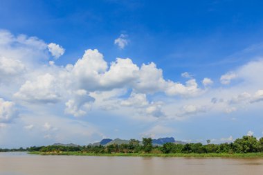 Nehir ve gökyüzü yaz aylarında