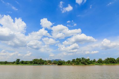 Nehir ve gökyüzü yaz aylarında