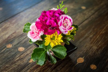 Güzel bir buket çiçekle durgun bir hayat 