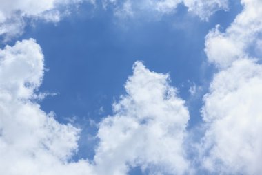 Mavi gökyüzünde beyaz bulutlar