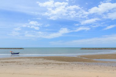 Plaj ve tropikal deniz güzel gökyüzü 