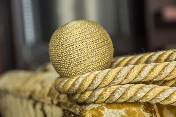 Zbliżenie piękne złote liny wykonane z jedwabiu — Zdjęcie stockowe
