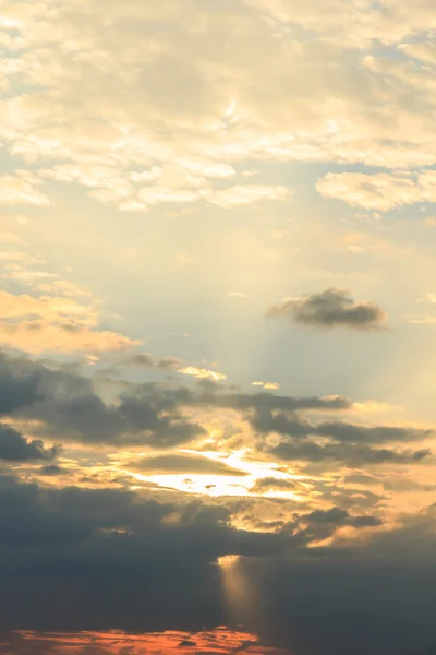 Закат с облаками небо — стоковое фото