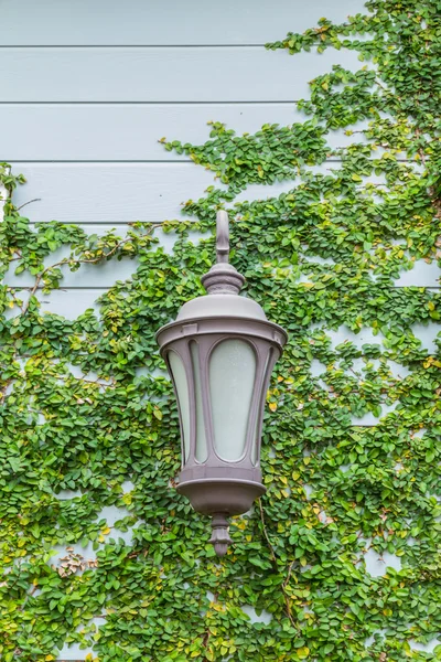 Antico lampada da parete esterna — Foto Stock