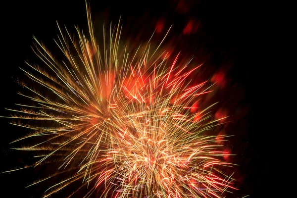 Színek az égen a ni különféle ragyogóan színes tűzijáték — Stock Fotó