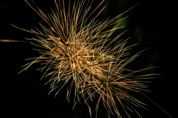 Fuegos artificiales de colores brillantes una variedad de colores en el cielo en ni — Foto de Stock