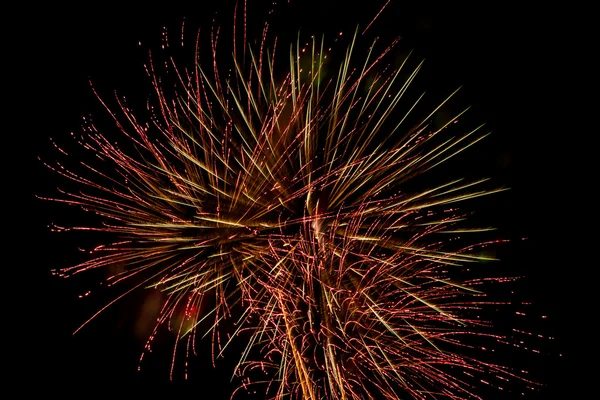 Fuegos artificiales de colores brillantes una variedad de colores en el cielo en ni — Foto de Stock