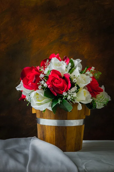 Rosas rojas y rosas blancas artificiales sobre un fondo blanco — Foto de Stock