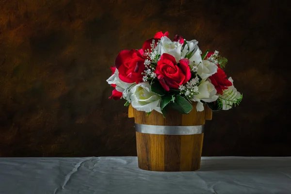 붉은 장미와 흰 장미는 흰색 바탕에 인공 — 스톡 사진