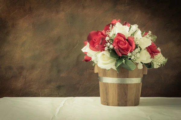 Rosas rojas y rosas blancas artificiales sobre un fondo blanco — Foto de Stock