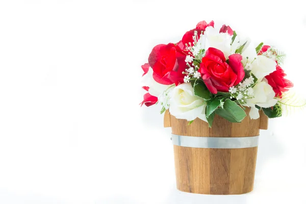 Rosas rojas y rosas blancas artificiales sobre un fondo blanco — Foto de Stock