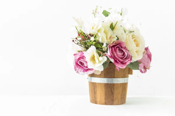 Rosas blancas y rosas moradas artificiales sobre un fondo blanco — Foto de Stock