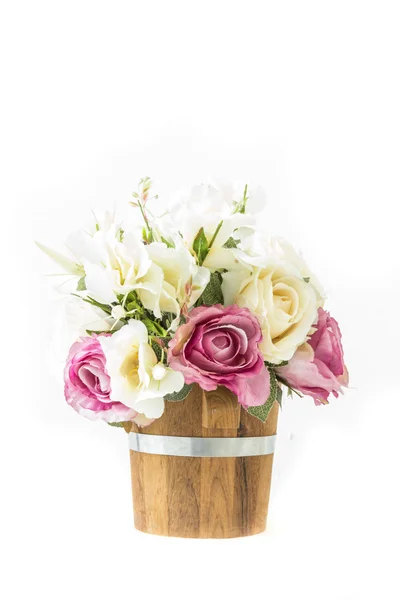 Rosas blancas y rosas moradas artificiales sobre un fondo blanco — Foto de Stock
