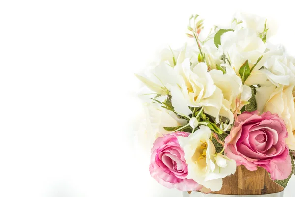 Rosas blancas y rosas moradas artificiales sobre un fondo blanco — Foto de Stock