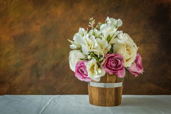 흰색 장미와 보라색 장미는 흰색 바탕에 인공 — 스톡 사진