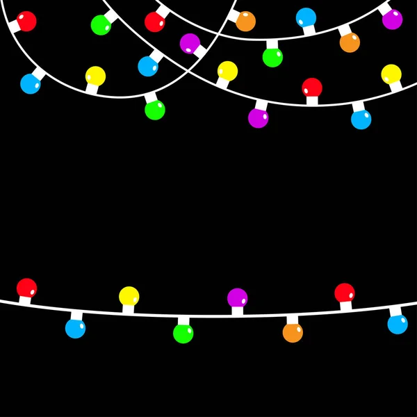 クリスマスライトの文字列 カラフルな妖精の光セット 休日のお祝いクリスマスの装飾 電球が輝くガーランド 円錐形 虹色だ フラットデザイン 隔離されてる 黒の背景 ベクトル — ストックベクタ