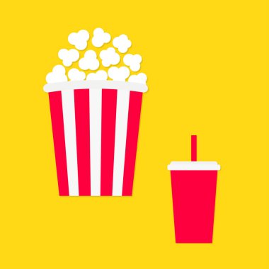 Patlamış mısır ve soda, cam seti. Sinema gecesi ikonu. Büyük beyaz şerit kutu. Patlamış mısır. Şirin sinema afişi dekorasyon şablonu. Düz tasarım tarzı. Sarı arka plan. Vektör