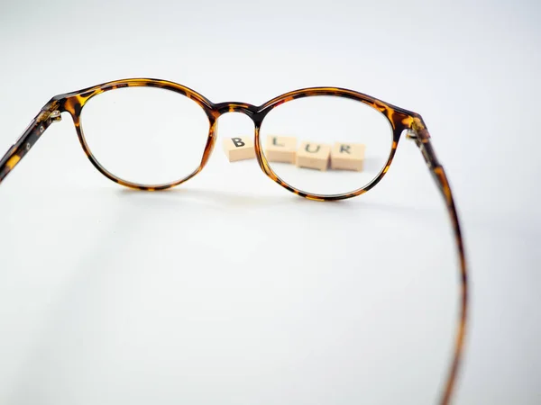 Gözlükler Üzerinde Blur Yazan Harfler Gözlük Lenslerinde Net Görüş — Stok fotoğraf