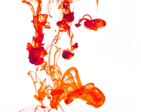 Sudaki mürekkep beyaza izole edilmiş, suda boya damlaları, renkli damlaların hareketi, soyut arkaplan.