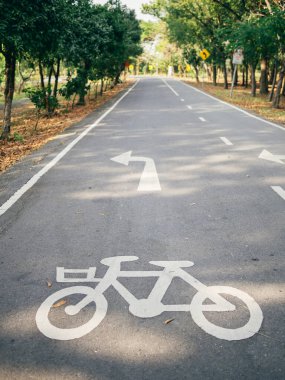 Parktaki bisiklet yolu. Yerde bisiklet trafiği tabelası