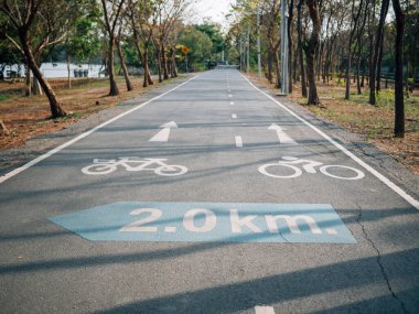Parktaki bisiklet yolu. Yerde bisiklet trafiği tabelası