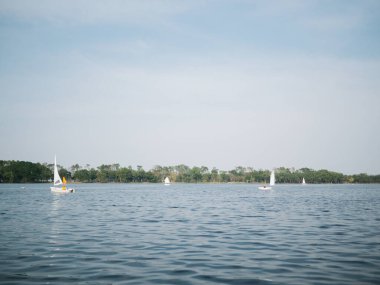 Nehirde yelkenli tekne