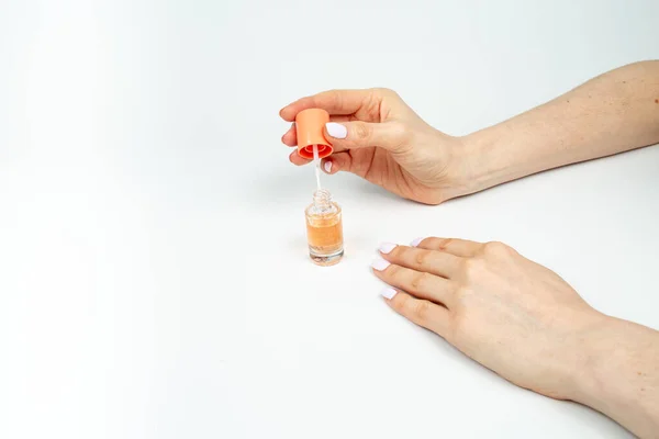 Frauenhände Tragen Nagelpflegeöl Auf Handpflege Stockbild