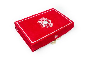 Beyaz arka planda kırmızı hediye kutusu