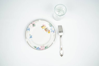 çatal, cam ve plaka beyaz arkaplanda