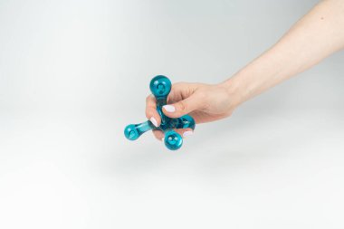 Sırt kaslarına masaj yapmak için bir aygıt