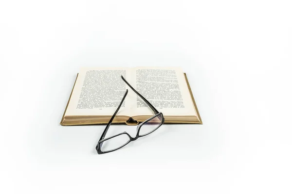 Brille Und Buch Auf Weißem Hintergrund — Stockfoto