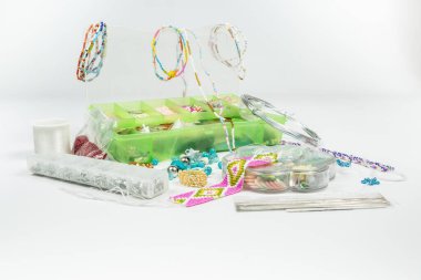 beyaz arkaplandaki koleksiyon iğnesi çalışma aksesuarları