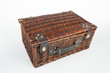 Beyaz arka plandaki büyük piknik kutusu.