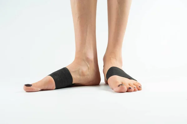 Órtese Estabilizadora Para Correção Dedo Grande Sobre Pernas Mulher Quando — Fotografia de Stock