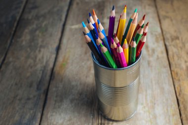 ahşap üzerine renkli kalemler