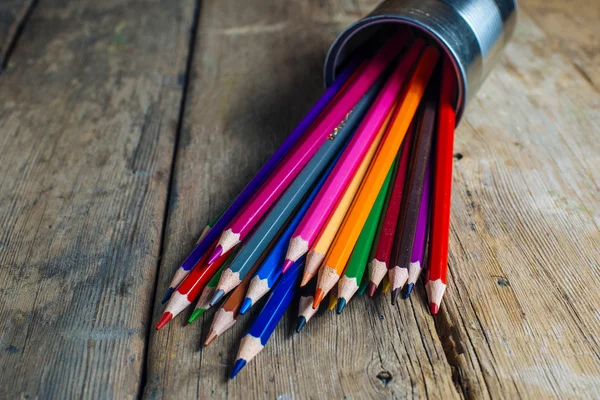 Χρωματιστά μολύβια στο ξύλο — Φωτογραφία Αρχείου