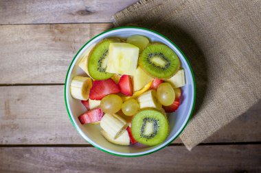 Ahşap üzerine meyve salatası