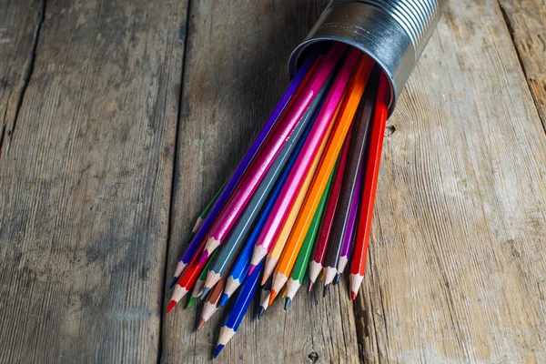 Цветные карандаши на дереве — стоковое фото
