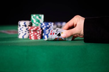 Pokerde iki papazla yakın çekim.