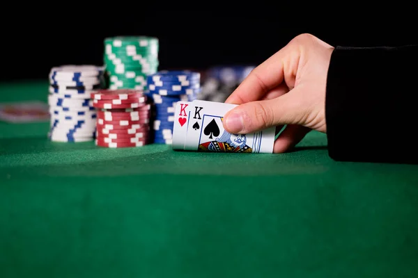 Close Mãos Com Par Reis Poker — Fotografia de Stock