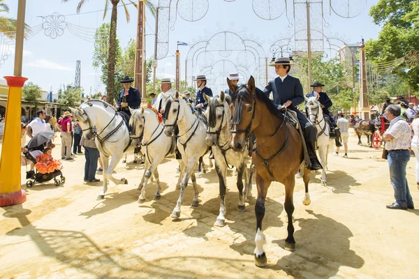 Ludzie montowane na koniu w targach — Zdjęcie stockowe