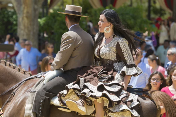 Pareja a caballo en la feria — Foto de Stock