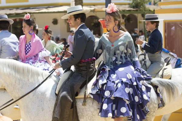 Pareja a caballo en la feria —  Fotos de Stock