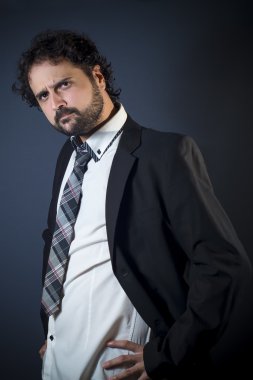 Ceket, ifade şüpheli olan genç adam portresi