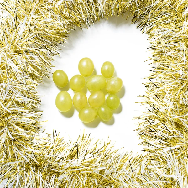 Doze uvas, que são comidas na Espanha para comemorar o ano novo — Fotografia de Stock
