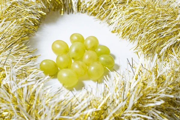 Doze uvas, que são comidas na Espanha para comemorar o ano novo — Fotografia de Stock